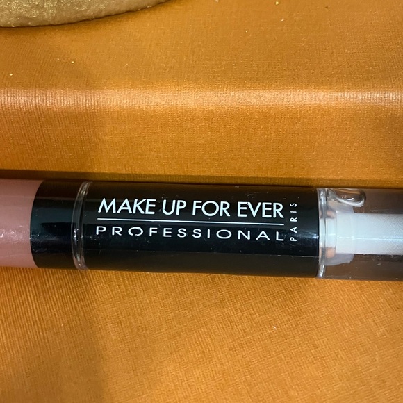Make Up Forever Professional Lip Gloss - 03 Satin Soft Pink - Picture 2 of 4